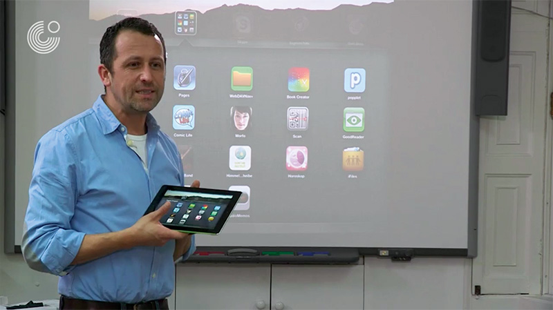 Lehrer-mit-iPad.jpg